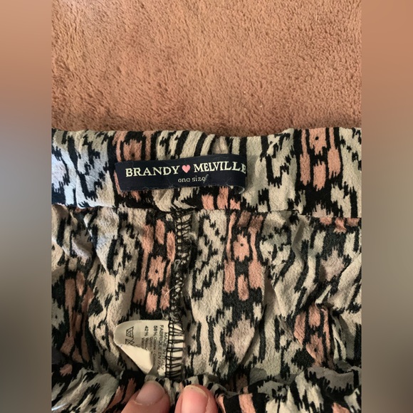 Brandy Melville pull on shorts - Picture 3 of 3